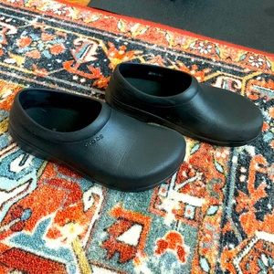 Crocs On The Clock - Non Slip Work Clogs W 7 / M 5